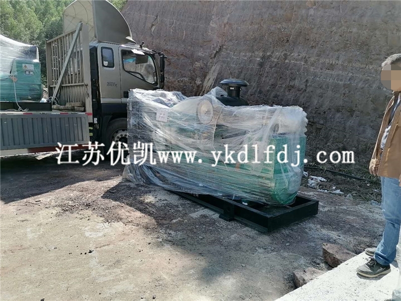 2020年10月22日，300KW康明斯發(fā)電機組3臺交付路面施工單位使用