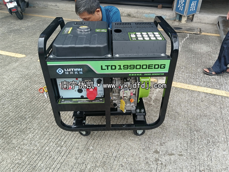 2025年9月9日，客戶到店采購(gòu)綠田10kw柴油發(fā)電機(jī)組并試機(jī)