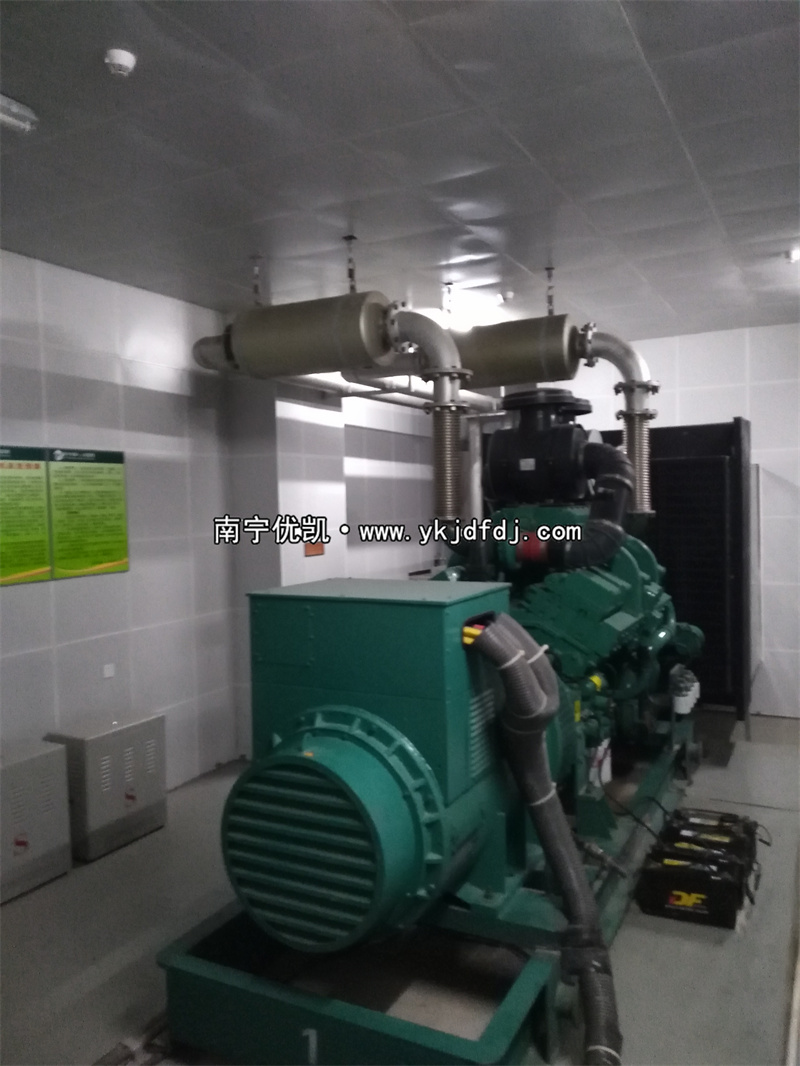 2022年5月6日，800KW康明斯發(fā)電機組順利通過驗并收交付某醫(yī)院