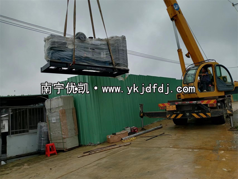 2022年6月30日，300KW玉柴發(fā)電機(jī)組并機(jī)柜武鳴區(qū)卸貨安裝