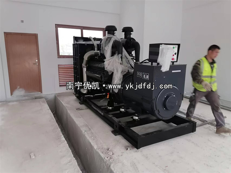 2023年2月20日，6臺(tái)上柴600kw柴油發(fā)電機(jī)組卸貨安裝中