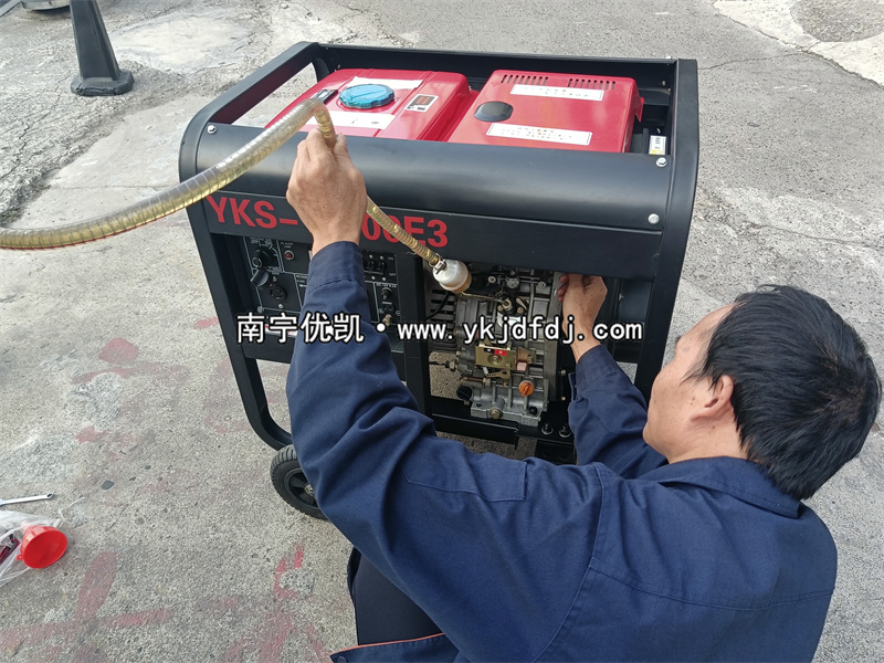 2023年11月24日，客戶到店自提8kw等功率柴油發(fā)電機(jī)組