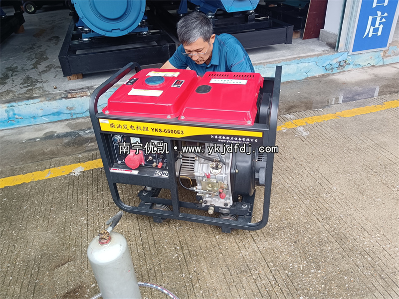 2024年5月19日，客戶到店自提一臺5KW等功率柴油發(fā)電機組