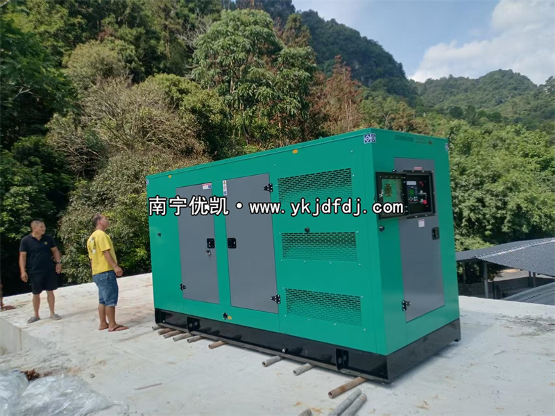 2025年9月5日，崇左項(xiàng)目200kw低噪音柴油發(fā)電機(jī)組卸貨試機(jī)