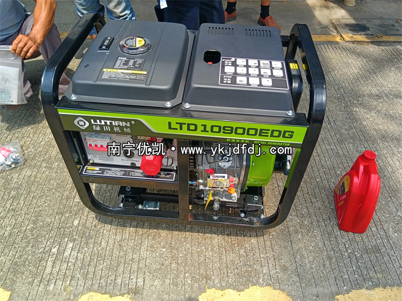 2025年9月8日，客戶到店采購(gòu)8kw柴油發(fā)電機(jī)組并試機(jī)